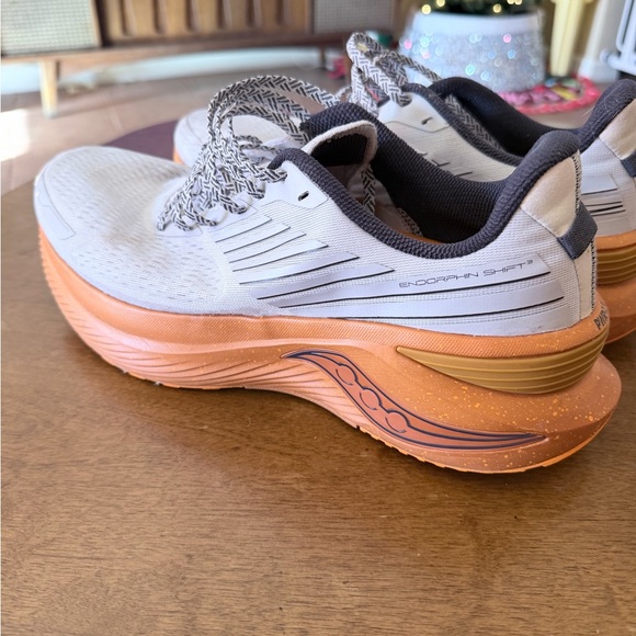 SAUCONY RUNNING SHOES. (SIZE 12) - Picture 5 of 11